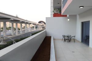 Balkón nebo terasa v ubytování Elite LUX Holiday Homes - Spacious One Bedroom Apartment Direct Metro Access in Al Furjan Dubai