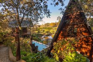 una vista di un giardino con uno stagno e una casa di Vale da Silva Villas - Quinta ad Albergaria-a-Velha