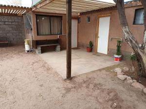 une terrasse en face d'une maison dans l'établissement Hostal Ribera de Quitor, à San Pedro de Atacama