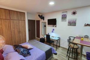 1 dormitorio con cama, mesa y escritorio en ~•handsome apartment for tourists in Medellin, en Medellín