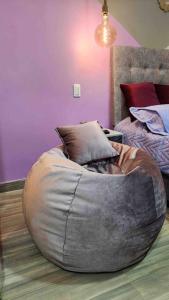 - Silla de alubias en un dormitorio con cama en ~•handsome apartment for tourists in Medellin, en Medellín
