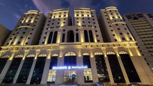 a large building with lights on the front of it at فندق ابراج المسك in Makkah