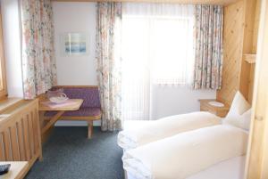 Łóżko lub łóżka w pokoju w obiekcie Haus Bergfrieden
