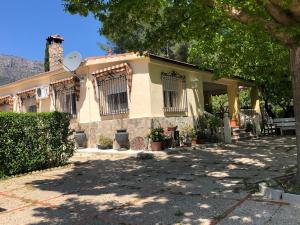 a house with a tree in front of it at Casa Rural Y Spa de Regina in Turballos