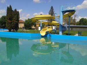 Piscina a Penzion Oáza o a prop