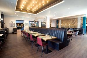 En restaurant eller et spisested på Sandman Signature London Gatwick Hotel