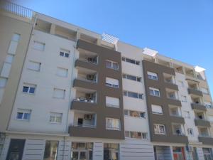 un edificio de apartamentos frente a un cielo azul en Apartman Magdalena, en Trebinje