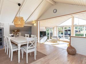 een eetkamer met een witte tafel en stoelen bij Holiday home Præstø V in Præstø