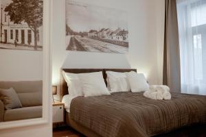um quarto com uma cama com um bicho de peluche em Chop Old House Hotel em Velika Gorica