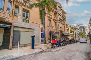 een straat met motorfietsen geparkeerd voor gebouwen bij Frontière Monaco - Appartement Luxe - Belle Epoque - AL in Beausoleil