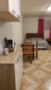 een keuken en een woonkamer met een bed bij Hostal Ribera de Quitor in San Pedro de Atacama