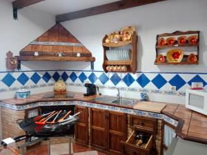Virtuve vai virtuves zona naktsmītnē Dos casas rurales en Despeñaperros, La Reconquista y Nuevas Poblaciones