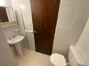 un baño con inodoro y lavabo en Raices Departamento 2, en San Rafael 24 fotos más