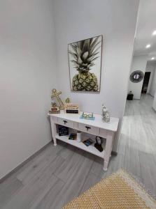Cette chambre dispose d'un bureau avec une photo d'ananas. dans l'établissement Casa das Palmeiras - Res. of Elizabete and Fatima, à Horta