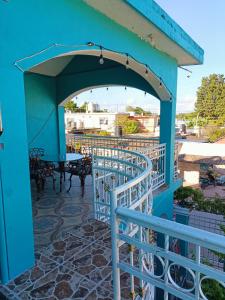 ein blaues Gebäude mit einem Tisch und Stühlen auf einer Terrasse in der Unterkunft Casa Bonzay in Bacalar