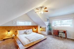 - une chambre avec un lit et un ventilateur de plafond dans l'établissement The Elton, à Bentonville