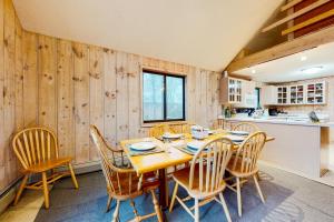 威爾明頓的住宿－Farmhouse on the Road，一间带木桌和椅子的用餐室