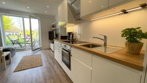 una cocina con fregadero y encimera en Wattn-Traum-1, en Cuxhaven