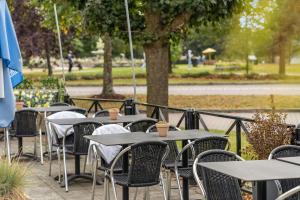 una fila de mesas y sillas en un parque en Best Western Hotel Halland en Kungsbacka