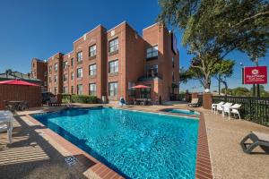Bazén v ubytování SureStay Plus Hotel by Best Western Plano nebo v jeho okolí