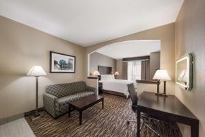 Posezení v ubytování SureStay Plus Hotel by Best Western Plano