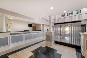 Kuchyň nebo kuchyňský kout v ubytování SureStay Plus Hotel by Best Western Plano