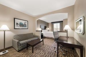 Posezení v ubytování SureStay Plus Hotel by Best Western Plano