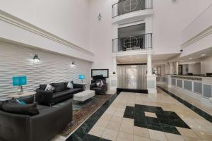 Posezení v ubytování SureStay Plus Hotel by Best Western Plano