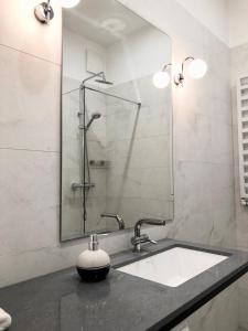 華沙的住宿－Apartament 9, z oddzielną sypialnią!，一间带水槽和淋浴的浴室