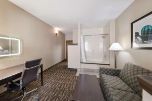 Posezení v ubytování SureStay Plus Hotel by Best Western Plano