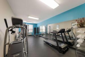 Fitness centrum a/nebo fitness zařízení v ubytování SureStay Plus Hotel by Best Western Plano