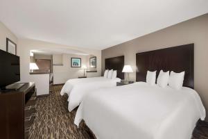 Postel nebo postele na pokoji v ubytování SureStay Plus Hotel by Best Western Plano