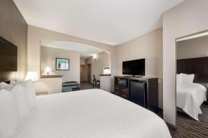 Postel nebo postele na pokoji v ubytování SureStay Plus Hotel by Best Western Plano