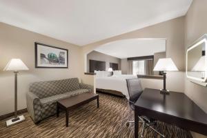 Posezení v ubytování SureStay Plus Hotel by Best Western Plano