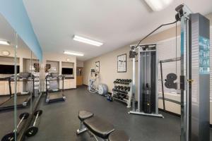 Fitness centrum a/nebo fitness zařízení v ubytování SureStay Plus Hotel by Best Western Plano