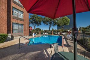 Bazén v ubytování SureStay Plus Hotel by Best Western Plano nebo v jeho okolí