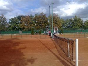 Pista de tennis o esquaix a Penzion Oáza o a prop