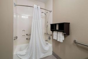 Koupelna v ubytování SureStay Plus Hotel by Best Western Plano