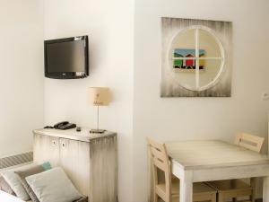 Телевизор и/или развлекательный центр в Résidence Vacances Bleues Les Jardins d'Arvor