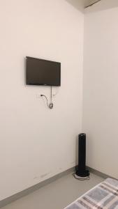 a white room with a television on a wall at Aloja-T en Apartamento amoblado 3 Ciudad Bolivar in Ciudad Bolívar