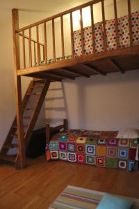 1 dormitorio con litera y escalera en Casa do Soito., 