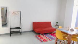 a living room with a red couch and a table at Aloja-T en Apartamento amoblado 3 Ciudad Bolivar in Ciudad Bolívar