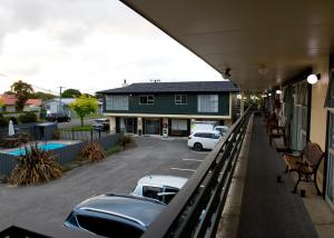 a building with cars parked in a parking lot at Kapiti Gateway Motel in Waikanae