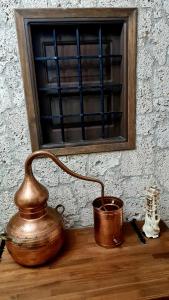 una mesa de madera con hervidor y una taza. en El Alambique, en Cazorla