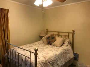 Una cama o camas en una habitación de Room - Airport, Eastman Dental, UofR & Medical Ctr at Strong Hospital-Professionals Welcomed