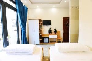 Postel nebo postele na pokoji v ubytování Lan Mạnh Hotel