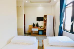 Postel nebo postele na pokoji v ubytování Lan Mạnh Hotel