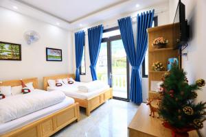 Postel nebo postele na pokoji v ubytování Lan Mạnh Hotel