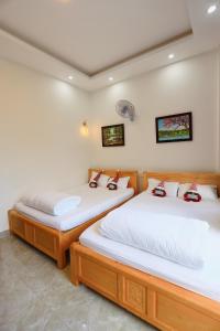 Postel nebo postele na pokoji v ubytování Lan Mạnh Hotel