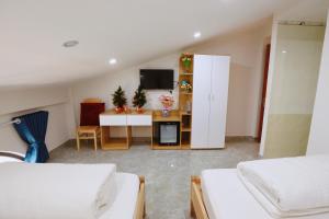 Postel nebo postele na pokoji v ubytování Lan Mạnh Hotel